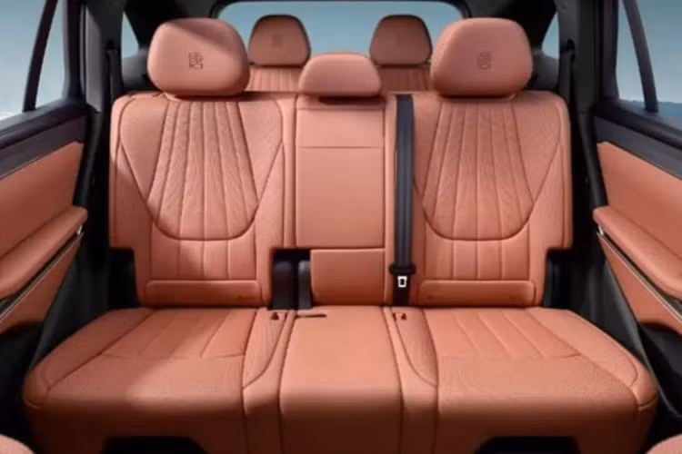 Ngoài ra, bản DM-p còn có khả năng vận hành hoàn toàn bằng điện với quãng đường tối đa 150 km, phù hợp với nhu cầu đi lại hàng ngày trong đô thị mà không cần dùng đến động cơ đốt trong.