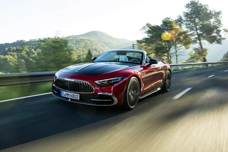 Nhưng có một tính năng của Mercedes-Maybach SL680 Monogram khiến nó trở nên thể thao hơn bất kỳ chiếc SL nào khác đang được bán, nó chỉ có hai chỗ ngồi. Mercedes đã quay lại với cách sắp xếp 2+2 cho chiếc SL mới nhất, một cấu hình không được cung cấp kể từ cuối những năm 1980, nhưng chiếc 680 đã hoán đổi những chiếc ghế sau nhỏ xíu bằng một tấm phủ khí động học kéo dài sàn sau lên đến tựa đầu ghế trước.