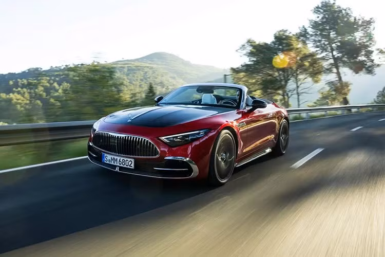 Nhưng có một tính năng của Mercedes-Maybach SL680 Monogram khiến nó trở nên thể thao hơn bất kỳ chiếc SL nào khác đang được bán, nó chỉ có hai chỗ ngồi. Mercedes đã quay lại với cách sắp xếp 2+2 cho chiếc SL mới nhất, một cấu hình không được cung cấp kể từ cuối những năm 1980, nhưng chiếc 680 đã hoán đổi những chiếc ghế sau nhỏ xíu bằng một tấm phủ khí động học kéo dài sàn sau lên đến tựa đầu ghế trước.