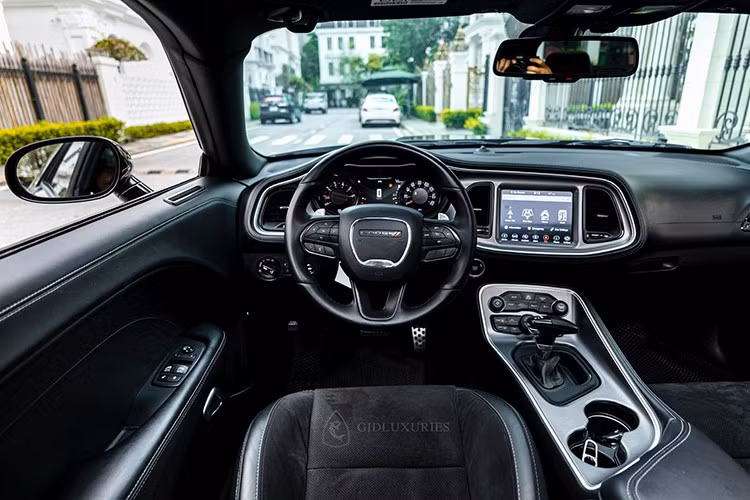 Bước vào bên trong khoang lái chiếc xe thể thao Dodge Challenger GT này có nội thất bọc da lộn kết hợp các loại nhựa đen và kim loại. Vô lăng xe 4 chấu tích hợp đầy đủ các nút bấm cơ bản của xe, ngoài ra là việc tích hợp 2 chế độ ga tự động và ga tự động thích ứng.