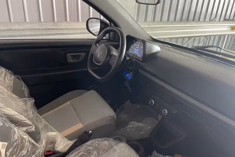 Nội thất của xe tuy chưa lộ diện rõ ràng, nhưng theo thông tin từ hãng thì Minio Green được bố trí 2 hàng ghế với 4 chỗ ngồi và hướng tới nhóm người muốn tiện ích che mưa nắng của ôtô trong khi vẫn nhỏ gọn, tiện dụng...