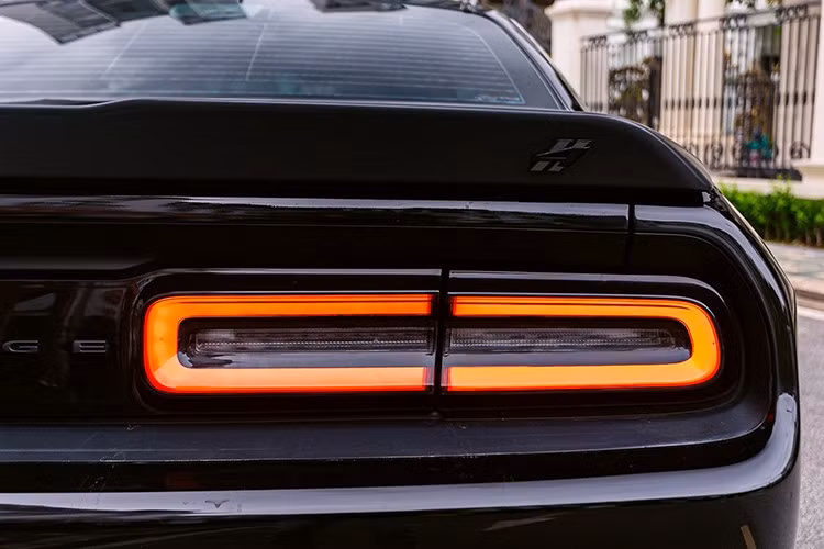 Thiết kế của Dodge Challenger GT còn gây ấn tượng mạnh với đuôi xe thể thao bao gồm đèn hậu LED 2 tầng rất ma mị. Dải đèn này không kéo dài hết đuôi xe mà được tách đôi ra và đặt tương xứng, chính giữa là phần nhựa sơn đen. Ngoài ra, Dodge Challenger GT còn có cánh gió đuôi mới được sơn màu tối tạo điểm nhấn cho phía sau. Cuối cùng là khuếch tán sau sơn đen nhám và ống xả lớn của xe.