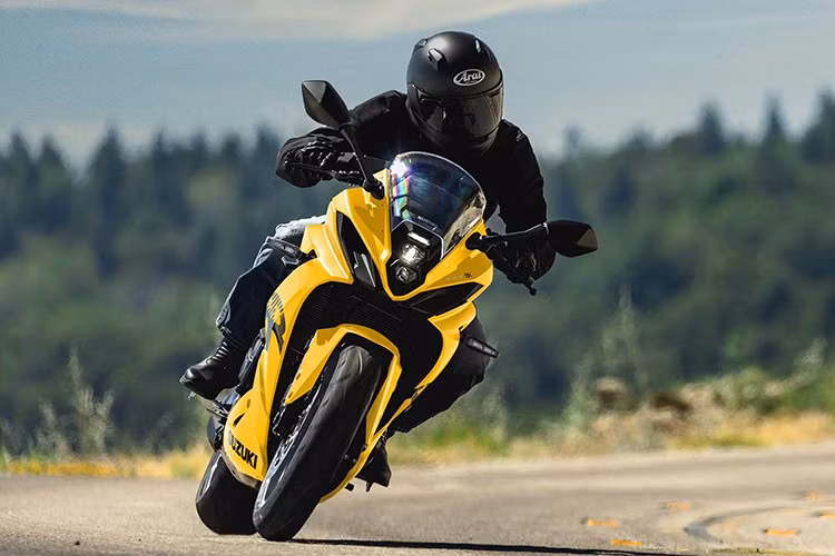 được trang bị hộp số 6 cấp kèm côn tay. Đi kèm với đó là các tính năng hỗ trợ như: Hệ thống khởi động nhanh Easy Start, Bướm ga điện tử Ride-By-Wire, Hệ thống sang số nhanh hai chiều (bi-directional quickshifter), Bộ ly hợp hỗ trợ và chống trượt (slip &amp; assist clutch). Xe cũng sử dụng côn tay kèm hộp số 6 cấp.