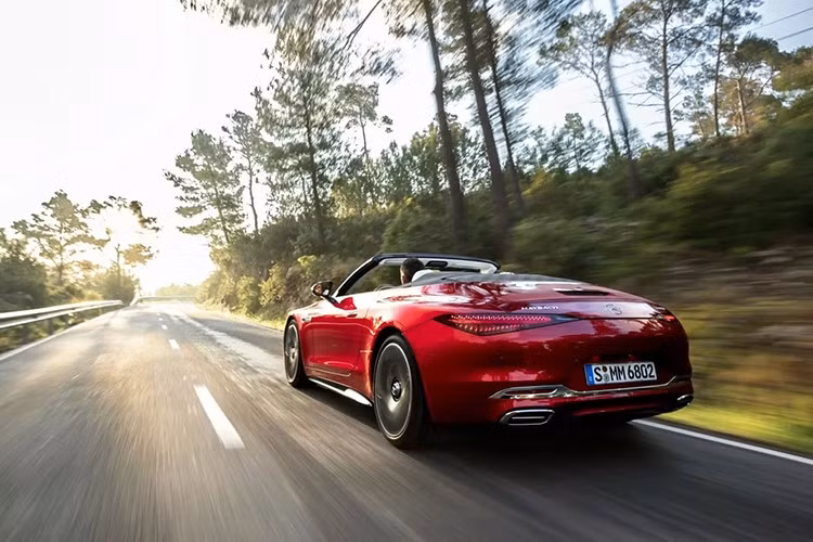 Mercedes-Maybach SL680 Monogram cũng có thêm khả năng cách âm so với SL63 và hệ thống treo mềm hơn. Tóm lại, nó sẽ ướt hơn và kém thú vị hơn khi lái so với các SL khác, nhưng những tinh chỉnh này thực sự sẽ làm tăng cảm giác sang trọng. Và bên cạnh đó, dòng sản phẩm của AMG sẽ đáp ứng nhu cầu của bạn nếu bạn muốn một chiếc SL chú trọng vào hiệu suất và sự nhanh nhẹn.