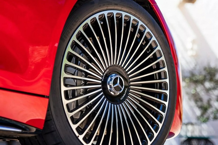 Và khách hàng thậm chí có thể tiến xa hơn nữa bằng cách thêm biểu tượng Maybach khắp nắp ca-pô được chia đôi bằng một cánh lướt gió mạ crôm. Mercedes-Maybach SL680 Monogram còn có viền kính chắn gió, hốc gió thấp hơn ở cản trước, lưới tản nhiệt Maybach riêng (tất nhiên là có đèn).