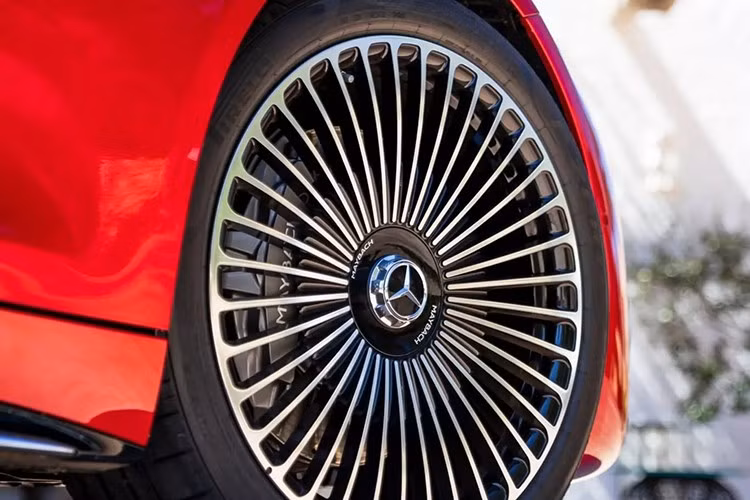 Và khách hàng thậm chí có thể tiến xa hơn nữa bằng cách thêm biểu tượng Maybach khắp nắp ca-pô được chia đôi bằng một cánh lướt gió mạ crôm. Mercedes-Maybach SL680 Monogram còn có viền kính chắn gió, hốc gió thấp hơn ở cản trước, lưới tản nhiệt Maybach riêng (tất nhiên là có đèn).