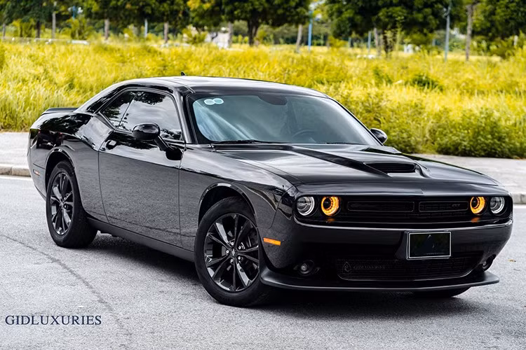 Một tay chơi xe đến từ Đắk Lắk đã tậu về garage chiếc xe thể thao cơ bắp Dodge Challenger GT khá hiếm tại thị trường Việt Nam, theo tìm hiểu, chỉ vài tháng trước, tay chơi này còn đang trải nghiệm một chiếc xe thể thao Porsche 911 đã qua sử dụng.
