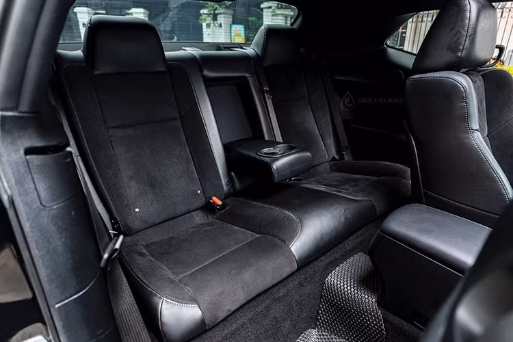 Hệ thống âm thanh của xe đến từ thương hiệu Alpine, bao gồm 9 loa với một loa siêu trầm, mang công suất 506 W. Nếu như gia đình nào chưa có con, hàng ghế sau cũng là khoang hành lý chứa được khá nhiều đồ.