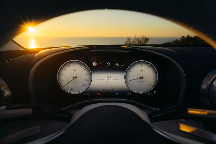 Và thậm chí đó không phải là động cơ V8 PHEV 805 mã lực của SL63 SE Performance, mà chỉ là động cơ 4.0 lít thông thường từ SL63, cho công suất 577 mã lực và mô-men xoắn cực đại 800 Nm. Công suất được truyền đến cả bốn bánh thông qua hộp số tự động 9G-Tronic thông thường của Mercedes-Benz.