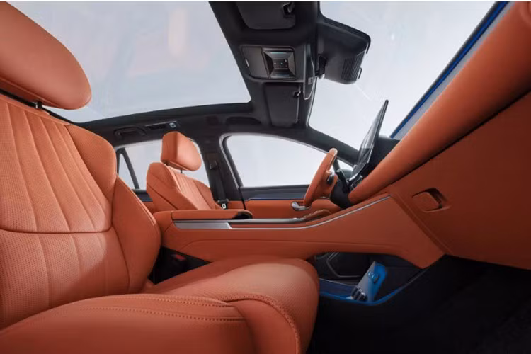 Theo công bố của BYD, Sealion 8 PHEV có mức tiêu thụ nhiên liệu trung bình khoảng 5,5 lít/100 km, đây là một con số đáng chú ý đối với một mẫu CUV 7 chỗ.