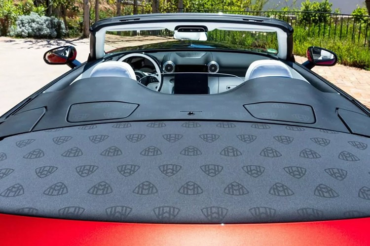 Để giúp động cơ V8 có cảm giác tinh tế như động cơ V12, các kỹ sư của Maybach đã thực hiện một số thay đổi quan trọng, bao gồm lắp giá đỡ động cơ mềm hơn, hiệu chỉnh lại đặc điểm bàn đạp ga và thêm hệ thống ống xả "tối ưu hóa tiếng ồn". Việc tối ưu hóa trong trường hợp này hoàn toàn trái ngược với những gì chúng ta, những người đam mê xe hơi, mong đợi sự ồn ào của 1 chiếc xe thể thao mui trần.