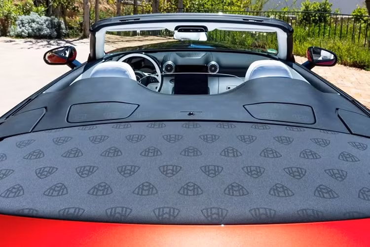 Để giúp động cơ V8 có cảm giác tinh tế như động cơ V12, các kỹ sư của Maybach đã thực hiện một số thay đổi quan trọng, bao gồm lắp giá đỡ động cơ mềm hơn, hiệu chỉnh lại đặc điểm bàn đạp ga và thêm hệ thống ống xả "tối ưu hóa tiếng ồn". Việc tối ưu hóa trong trường hợp này hoàn toàn trái ngược với những gì chúng ta, những người đam mê xe hơi, mong đợi sự ồn ào của 1 chiếc xe thể thao mui trần.