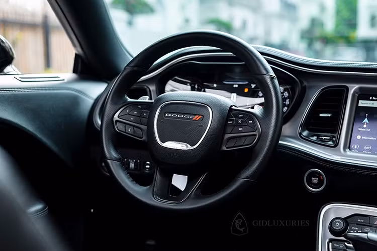 Dodge Challenger GT sở hữu thiết kế 2+2 nên sẽ có thêm hàng ghế sau nhưng nói trước, người lớn cao trên 1,7 m ngồi khá chật, đây dường như là giải pháp cho các ông bố muốn trải nghiệm xe thể thao tốc độ nhưng vẫn có không gian để chở thêm vợ và 2 con nhỏ.