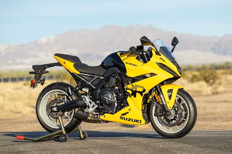 Sau khi ra mắt mẫu xe V-Strom 800DE 2025 tại Ấn Độ, Suzuki Motorcycle India đã chuyển sự chú ý sang mẫu xe thể thao tầm trung của mình – GSX-8R, nay đã được nâng cấp lên phiên bản năm 2025 với những cải tiến cần thiết để đáp ứng các tiêu chuẩn khí thải mới nhất hiện hành tại Ấn Độ.