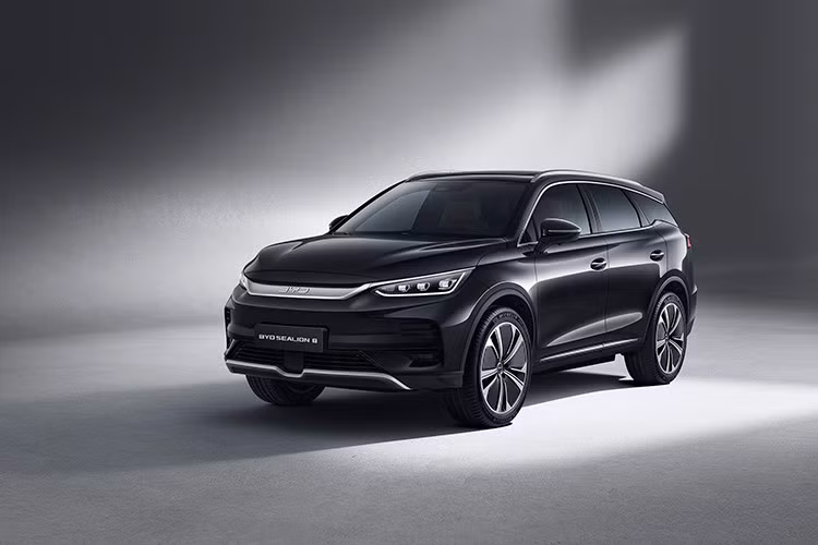 Tại Việt Nam, BYD đã trình làng mẫu Sealion 8 bản thuần điện vào tháng 4/2025. Trong thời gian tới, rất có thể xe cũng sẽ được bổ sung biến thể PHEV tiết kiệm nhiên liệu này.