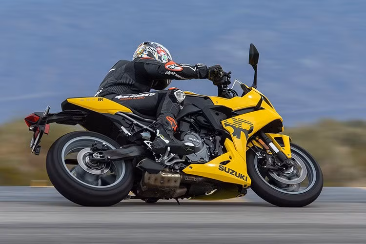 Ngoài ra, Suzuki GSX-8R 2025 cũng được nhà sản xuất đưa tới hàng loạt các trang bị hiện đại như đèn chiếu sáng LED, kính chắn gió cao. Xe cũng sử dụng cụm đồng hồ kỹ thuật số toàn phần và có hỗ trợ hệ thống hỗ trợ lái điện tử Suzuki Intelligent Ride System và Chế độ lái Suzuki Drive Mode Selector.