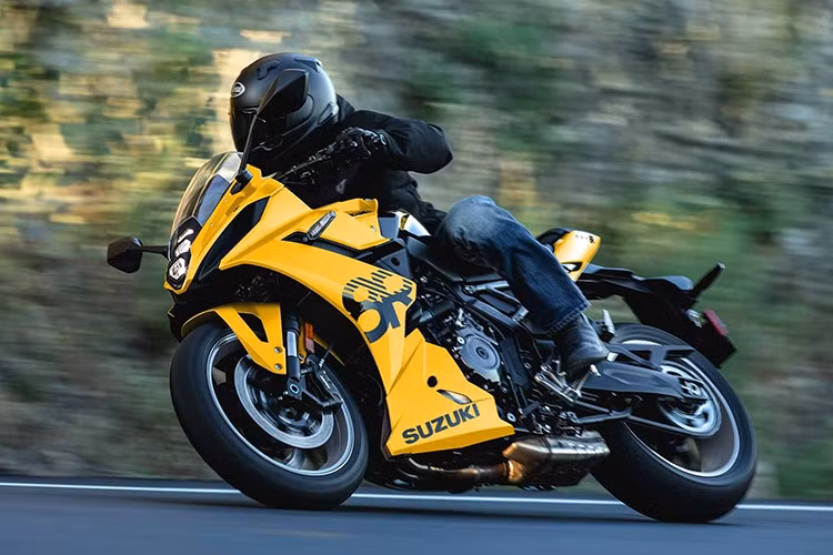 Suzuki GSX-8R 2025 được bán tại thị trường Ấn Độ với 3 lựa chọn màu sắc và giá niêm yết là 925.000 rupee (tương đương khoảng 280,5 triệu đồng). Hiện chưa có thông tin mẫu xe này có được đưa về Việt Nam hay không?