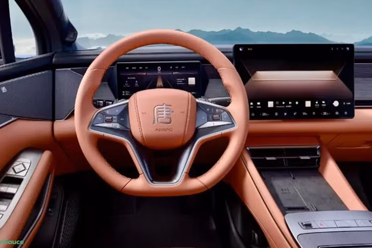 Dù chưa công bố thông số chính thức về phạm vi hoạt động, nhưng với cấu hình tương đồng nhiều mẫu xe PHEV khác trong danh mục sản phẩm của BYD, Sealion 8 dự kiến có thể di chuyển kết hợp lên đến trên 1.000 km.