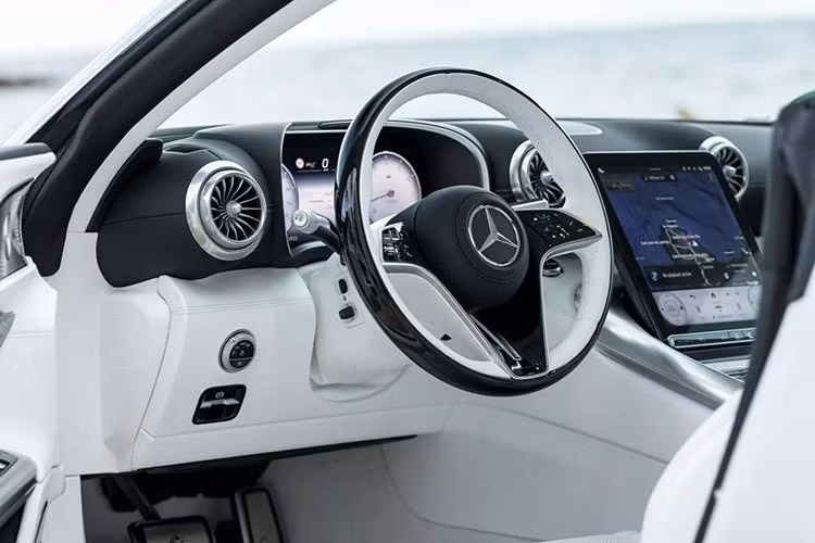 Trong khi con số 680 trong tên của Mercedes-Maybach SL680 Monogram làm dấy lên hy vọng rằng Mercedes đã bằng cách nào đó nhét động cơ V12 bi-turbo 6.0 lít của chiếc sedan siêu sang Mercedes-Maybach S680 dưới mui xe, nhưng rất tiếc phải thông báo với bạn rằng chỉ có một động cơ V8.