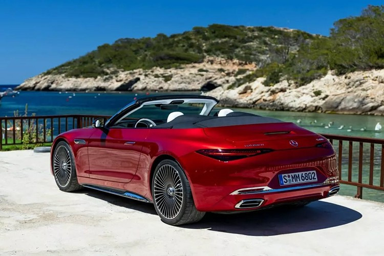 Mức giá này sẽ giúp Mercedes-Maybach SL680 Monogram trở thành 1 trong những chiếc xe siêu sang mui trần ấn tượng nhất ở Việt Nam. Điểm nhấn đầu tiên của xe là logo Maybach xuất hiện khắp nơi, bao gồm cả trên cửa hút gió phía trước và mui mềm, giống như cách các thương hiệu thời trang xa xỉ áp dụng tên của họ vào túi xách hàng hiệu, một cách nhận biết rất đẳng cấp.