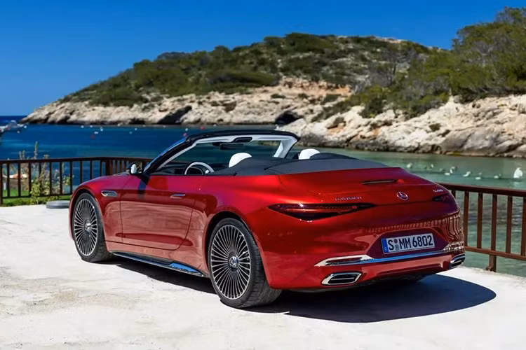 Mức giá này sẽ giúp Mercedes-Maybach SL680 Monogram trở thành 1 trong những chiếc xe siêu sang mui trần ấn tượng nhất ở Việt Nam. Điểm nhấn đầu tiên của xe là logo Maybach xuất hiện khắp nơi, bao gồm cả trên cửa hút gió phía trước và mui mềm, giống như cách các thương hiệu thời trang xa xỉ áp dụng tên của họ vào túi xách hàng hiệu, một cách nhận biết rất đẳng cấp.