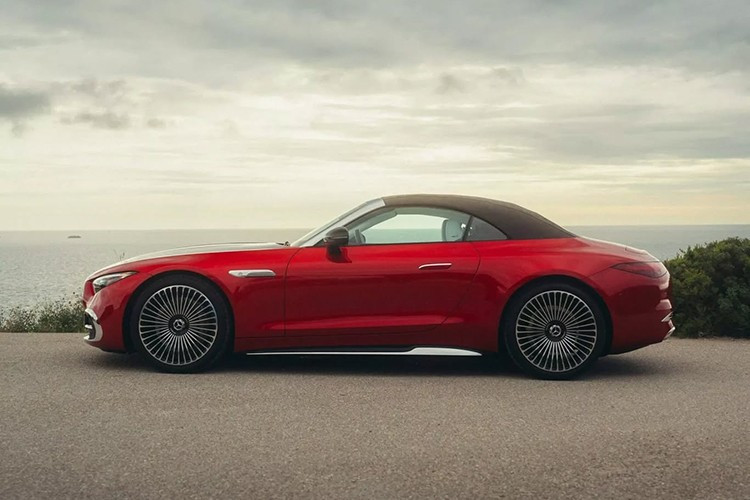 Tại thời điểm đó rất nhiều người mê xe tại Việt Nam tò mò không biết có đại gia nào sắp sở hữu 1 trong những chiếc xe siêu sang mui trần đẳng cấp nhất thế giới hay không, và giá bán ra sao. Gần 1 năm sau, 1 trong 2 vế đã được giải mã khi giá xe Mercedes-Maybach SL680 Monogram đã được tiết lộ tại nước ta dự kiến từ 18 tỷ đồng.