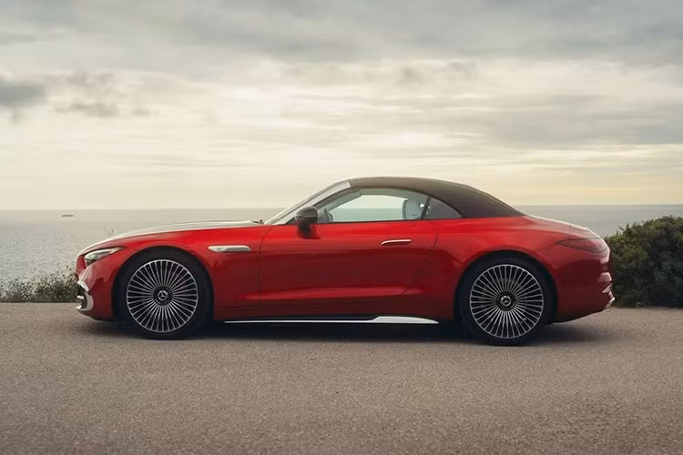 Tại thời điểm đó rất nhiều người mê xe tại Việt Nam tò mò không biết có đại gia nào sắp sở hữu 1 trong những chiếc xe siêu sang mui trần đẳng cấp nhất thế giới hay không, và giá bán ra sao. Gần 1 năm sau, 1 trong 2 vế đã được giải mã khi giá xe Mercedes-Maybach SL680 Monogram đã được tiết lộ tại nước ta dự kiến từ 18 tỷ đồng.