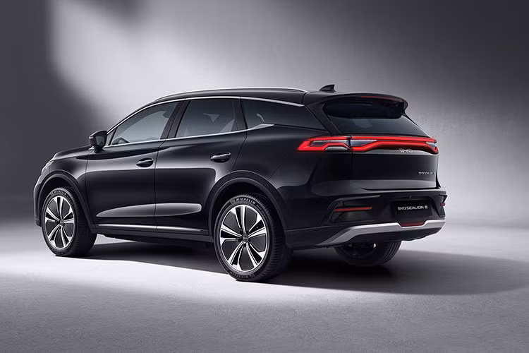 Với việc giới thiệu Sealion 8, BYD cho thấy rõ định hướng mở rộng dải sản phẩm PHEV, không chỉ ở thị trường nội địa mà còn hướng tới các thị trường toàn cầu. Việc bổ sung một mẫu CUV 3 hàng ghế vào đội hình sản phẩm sẽ giúp hãng cạnh tranh trực tiếp với các đối thủ đến từ Nhật Bản và Hàn Quốc trong phân khúc xe gia đình cỡ lớn.