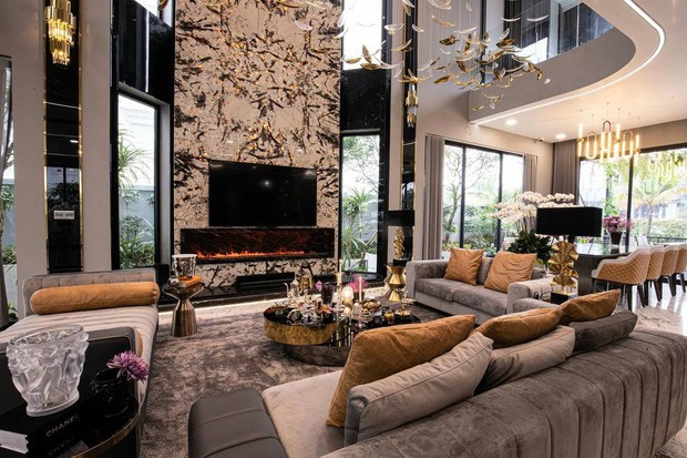 Cũng trong các clip của 'phú bà', dân mạng được chiêm ngưỡng biệt thự trong khu dân cư đắt đỏ, sang chảnh không kém gì penthouse trong các bộ phim về giới thượng lưu. Ảnh sử dụng trong bài: FBNV