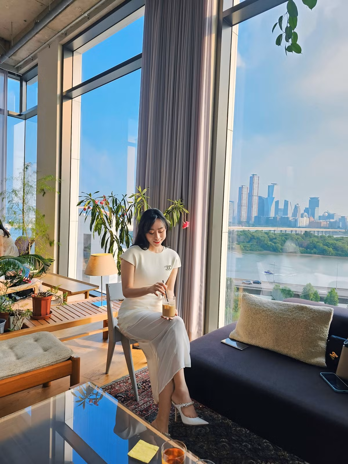 Phía dưới các clip “chơi đồ hàng” - theo cách gọi của Thùy Linh, cư dân mạng để lại nhiều bình luận thích thú. Có người nói đùa rằng mỗi ngày nấu một bữa ăn là 'phú bà' sống với một thân phận khác nhau. Có người lại gọi xem clip của phú bà như xé túi mù, không biết sẽ được đi du lịch online ở đâu.