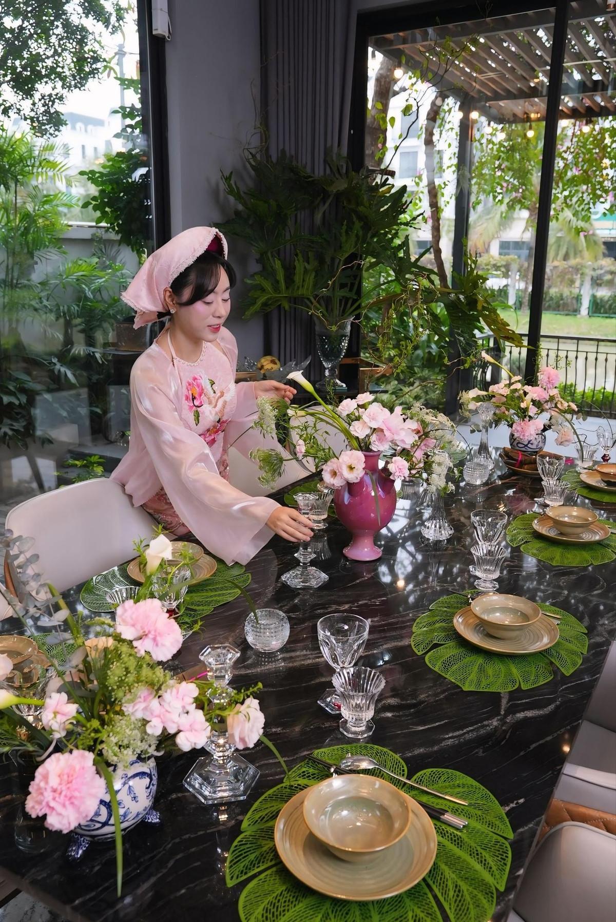 Thùy Linh từng không ngại tiết lộ nhiều lần trải qua nhiều cuộc phẫu thuật thẩm mỹ như nâng vòng 1, sửa mũi, gọt xương hàm…