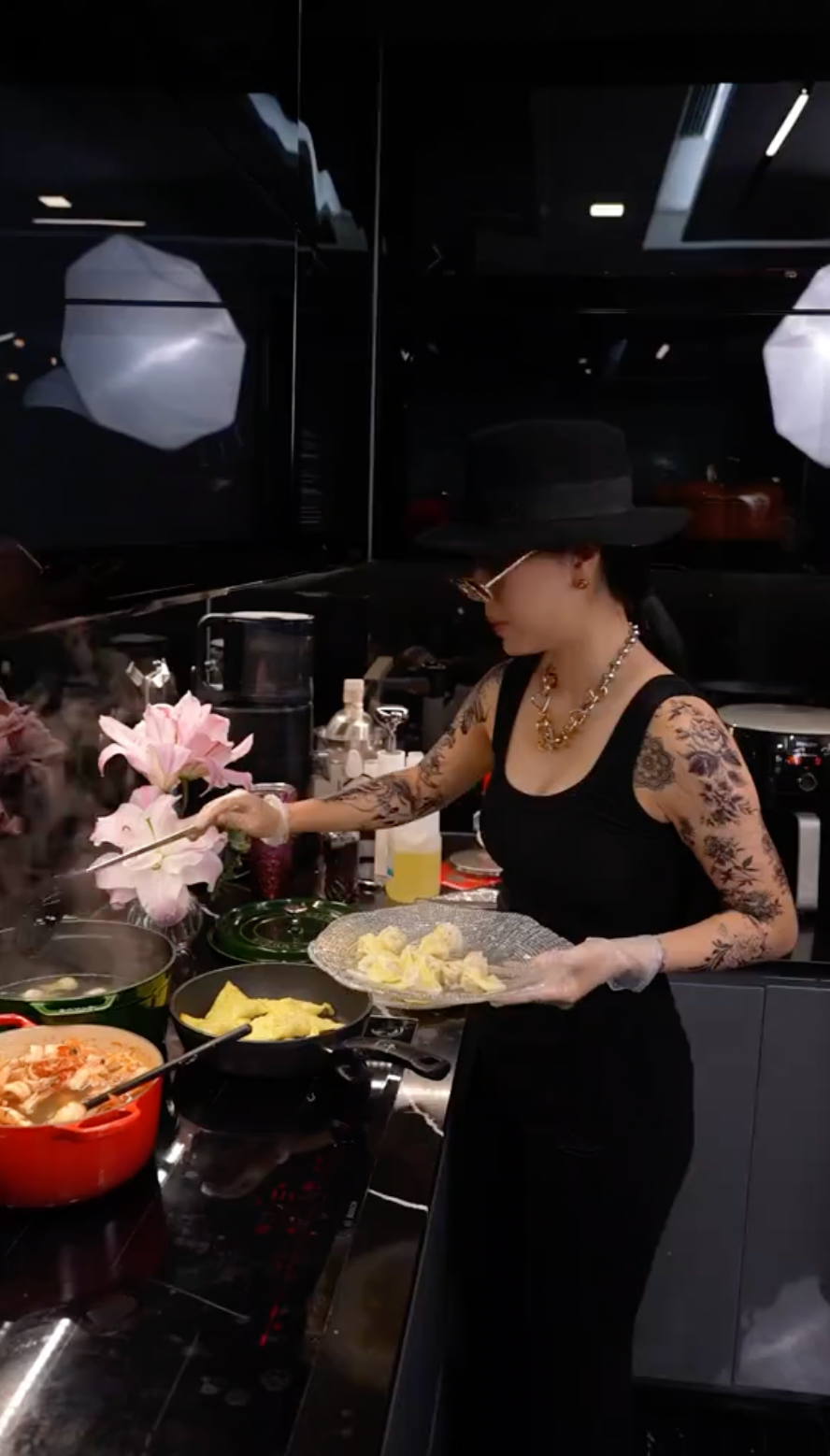 Ngô Thùy Linh là cái tên sáng nhất MXH những ngày qua khi mỗi ngày cô hóa thân thành một nhân vật bất kỳ từ các nước trên khắp thế giới và nấu món ăn ở nước đó.