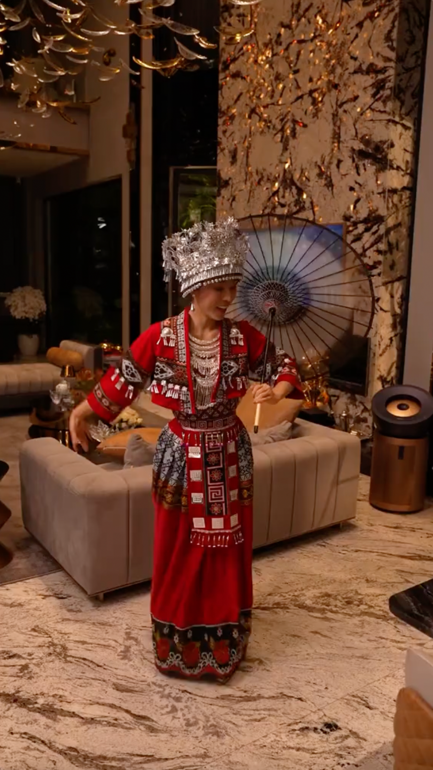 Ngày hôm nay vừa thấy Thùy Linh cosplay phu nhân quý tộc ở Pháp với bánh sừng bò thì hôm sau cô đã “mời đoàn mình di chuyển” lên núi rừng Tây Bắc, cosplay cô gái H’mông nấu xôi ngũ sắc và bánh chưng gù.