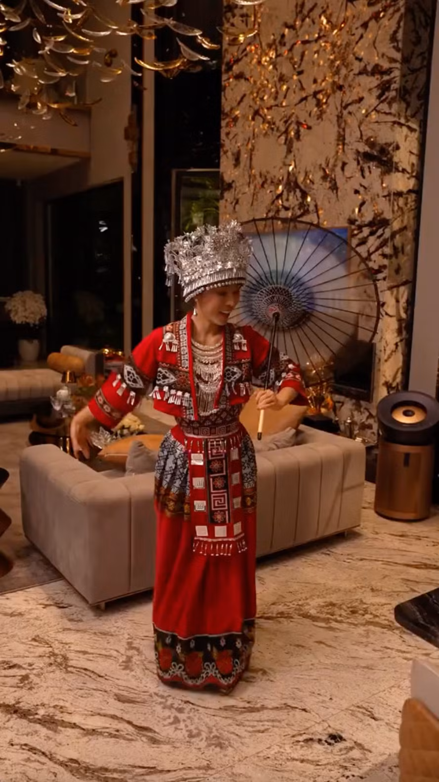 Ngày hôm nay vừa thấy Thùy Linh cosplay phu nhân quý tộc ở Pháp với bánh sừng bò thì hôm sau cô đã “mời đoàn mình di chuyển” lên núi rừng Tây Bắc, cosplay cô gái H’mông nấu xôi ngũ sắc và bánh chưng gù.