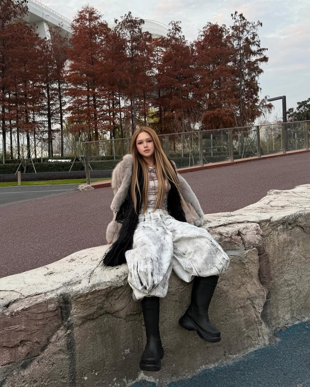 Trong sự nghiệp, Xoài Non hoạt động đa dạng với vai trò người mẫu quảng cáo, influencer, tham gia đóng MV ca nhạc, phim sitcom và đặc biệt là livestream bán hàng – lĩnh vực mang lại nguồn thu đáng kể.