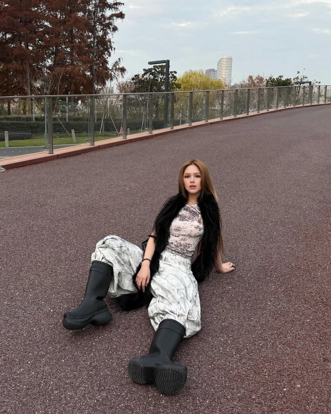 Cô được đánh giá là gương mặt trẻ nhạy bén với xu hướng, biết tận dụng sức ảnh hưởng mạng xã hội để xây dựng hình ảnh và thương hiệu cá nhân.