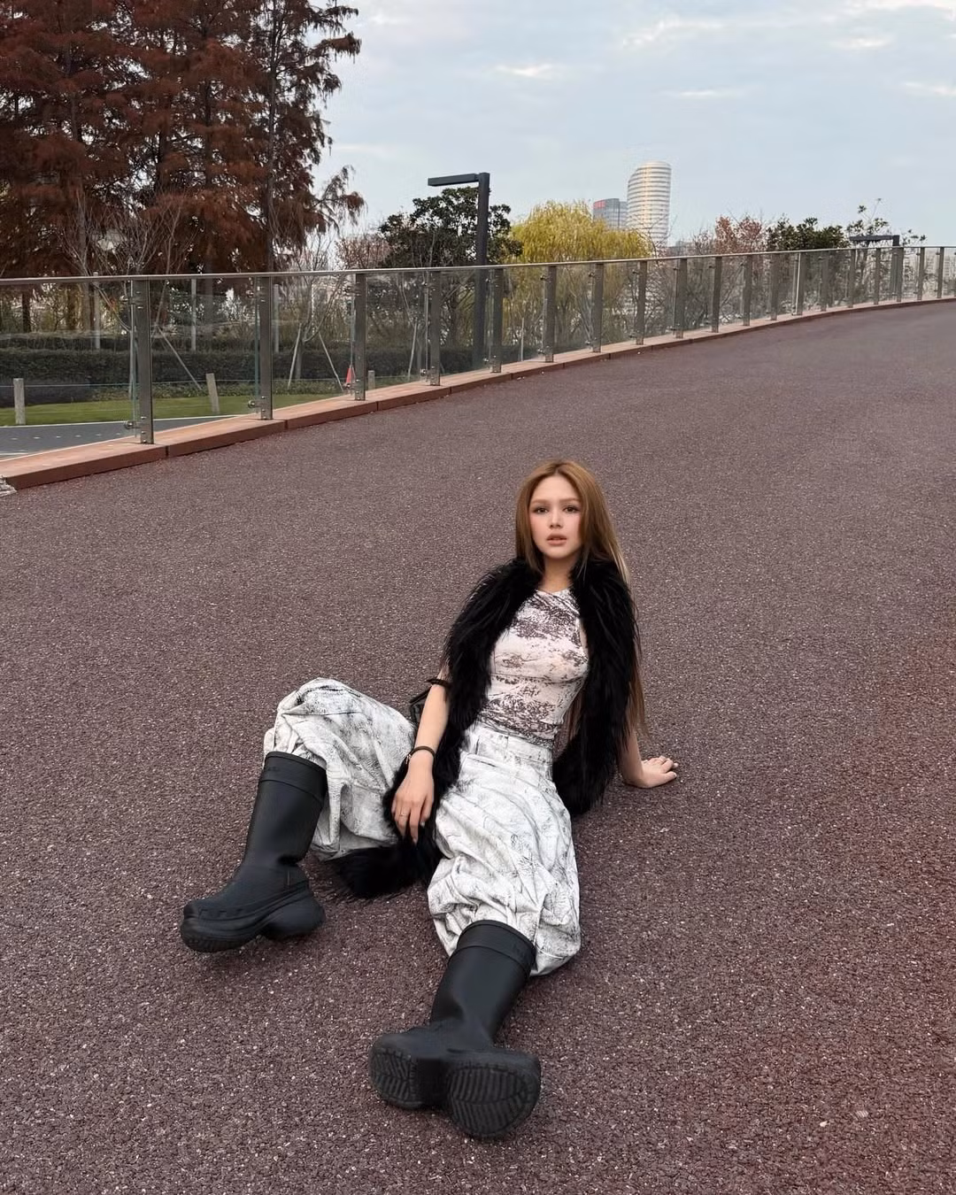 Cô được đánh giá là gương mặt trẻ nhạy bén với xu hướng, biết tận dụng sức ảnh hưởng mạng xã hội để xây dựng hình ảnh và thương hiệu cá nhân.