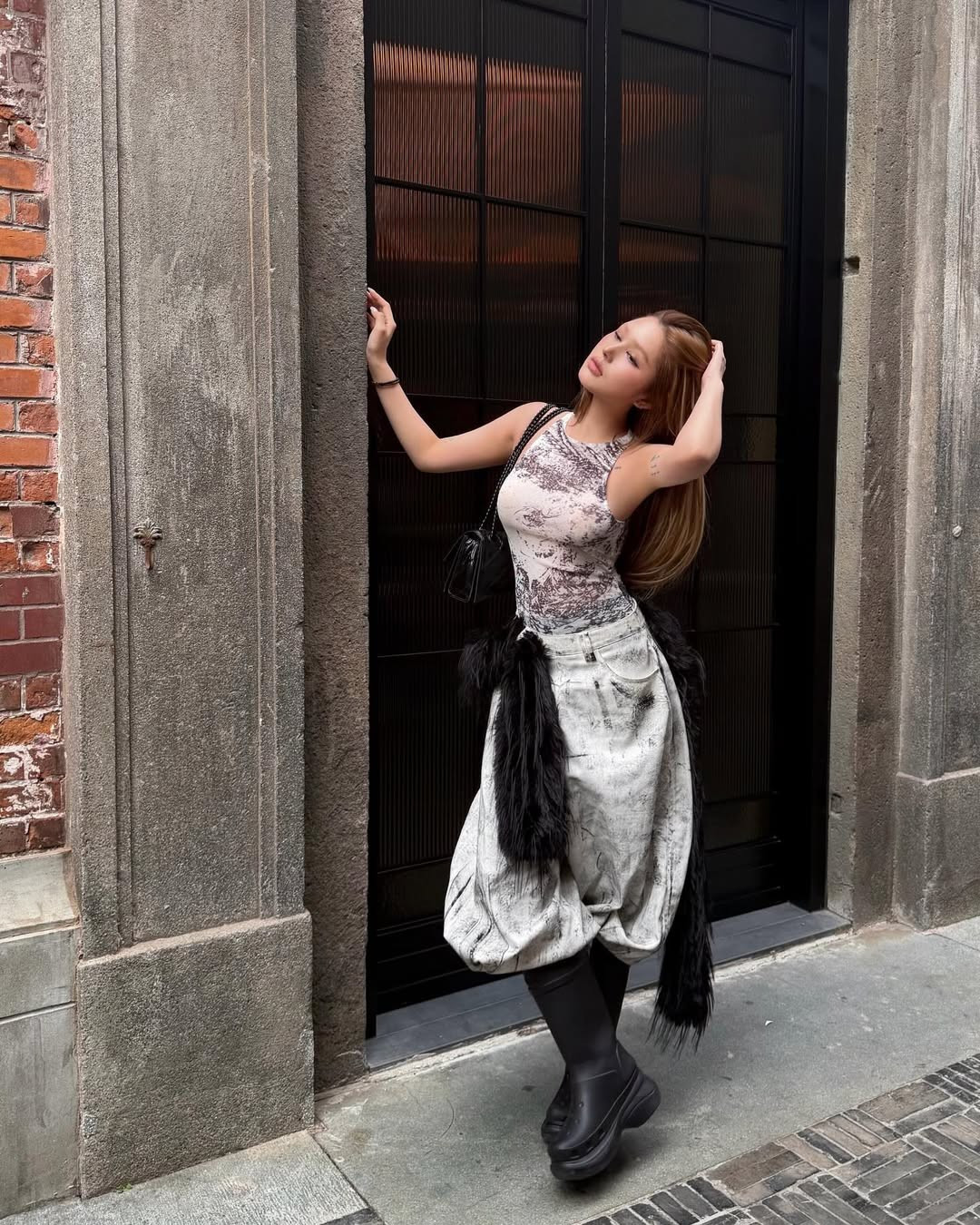 Các thiết kế ôm sát cơ thể, phối cùng quần dáng rộng, áo lông khoác ngoài và boots hầm hố tạo nên tổng thể vừa bụi bặm vừa sang chảnh. Gam màu trung tính như trắng – đen – xám được xử lý tinh tế, giúp tôn lên làn da sáng cùng vóc dáng mảnh mai của người đẹp sinh năm 2002.