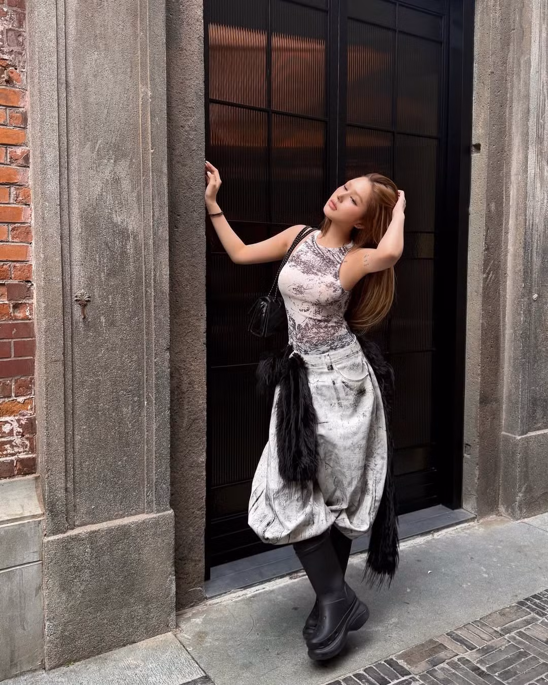 Các thiết kế ôm sát cơ thể, phối cùng quần dáng rộng, áo lông khoác ngoài và boots hầm hố tạo nên tổng thể vừa bụi bặm vừa sang chảnh. Gam màu trung tính như trắng – đen – xám được xử lý tinh tế, giúp tôn lên làn da sáng cùng vóc dáng mảnh mai của người đẹp sinh năm 2002.