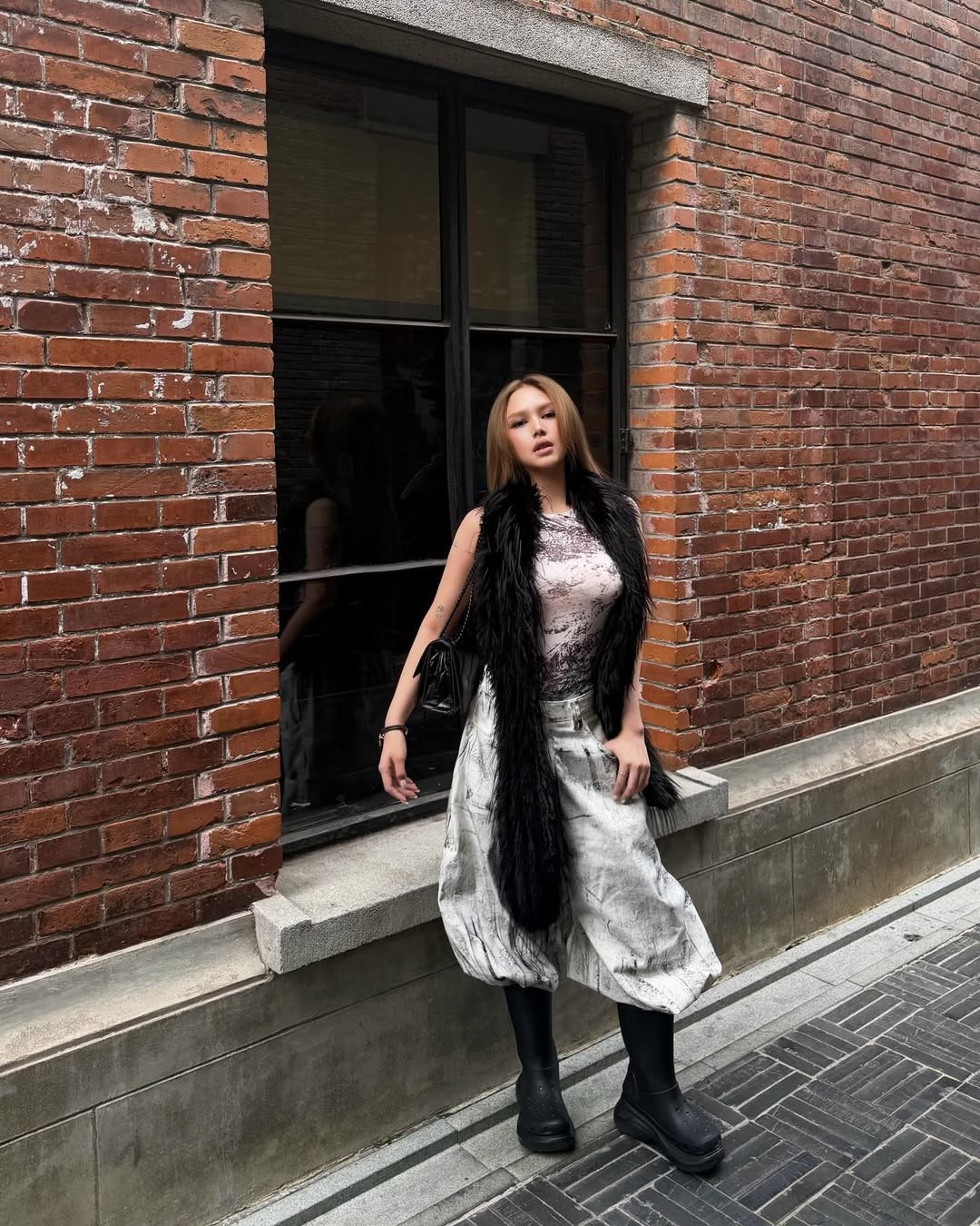 Nhiều cư dân mạng nhận xét, phong cách thời trang của cô ngày càng tiệm cận hình ảnh fashionista quốc tế, cho thấy sự đầu tư nghiêm túc và dấu ấn cá nhân rõ nét.