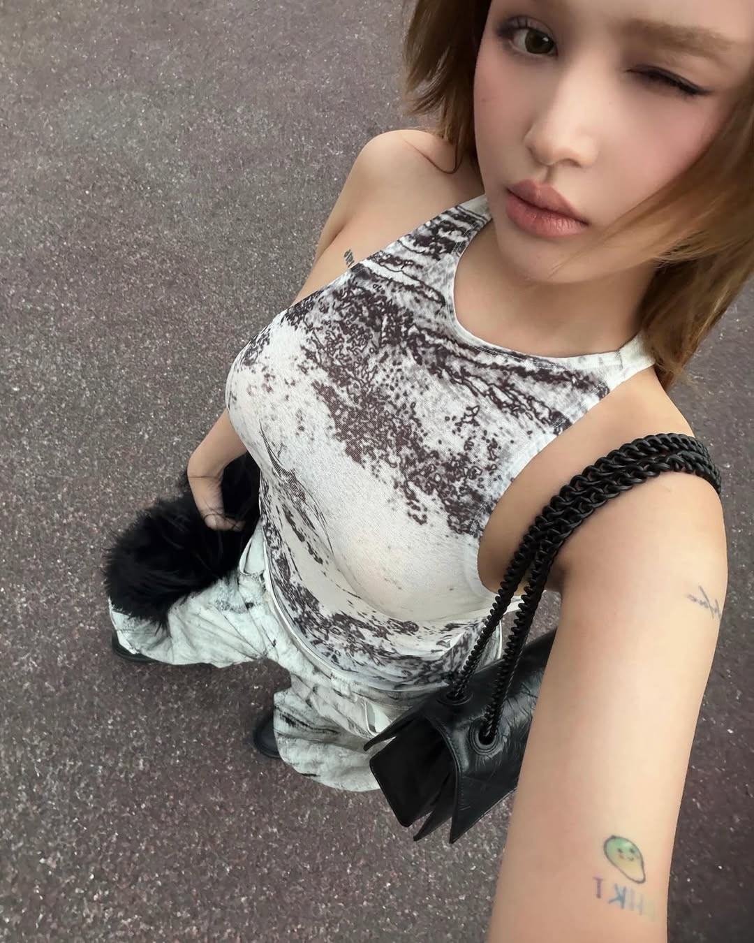 Xuất hiện trên những con phố mang hơi thở giao thoa giữa cổ điển và hiện đại của Thượng Hải, Xoài Non lựa chọn trang phục theo phong cách high-fashion đời thường.