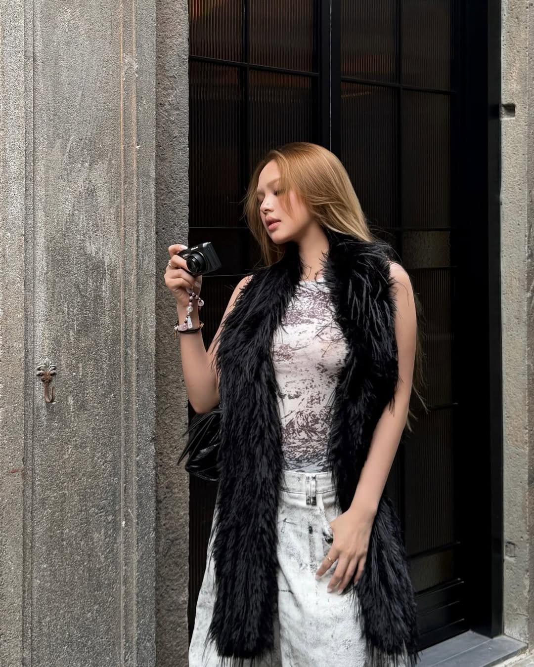 Không cần quá nhiều phụ kiện cầu kỳ, Xoài Non vẫn nổi bật nhờ khả năng mix &amp; match linh hoạt và thần thái lạnh lùng đặc trưng.