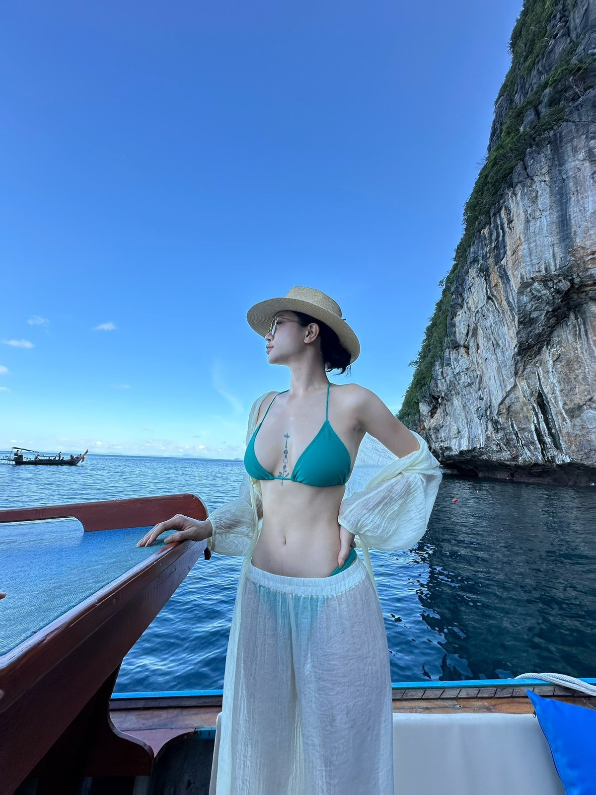 Bộ ảnh áo dài lần này không chỉ là sự trở lại về mặt hình ảnh, mà còn thể hiện một Trần Ngọc Bích điềm tĩnh, chín chắn sau nhiều thăng trầm. Vẻ đẹp quý phái cùng câu chuyện nghề nghiệp nhiều dấu ấn tiếp tục giúp “người đẹp Quảng Ninh” giữ được sự quan tâm của công chúng.