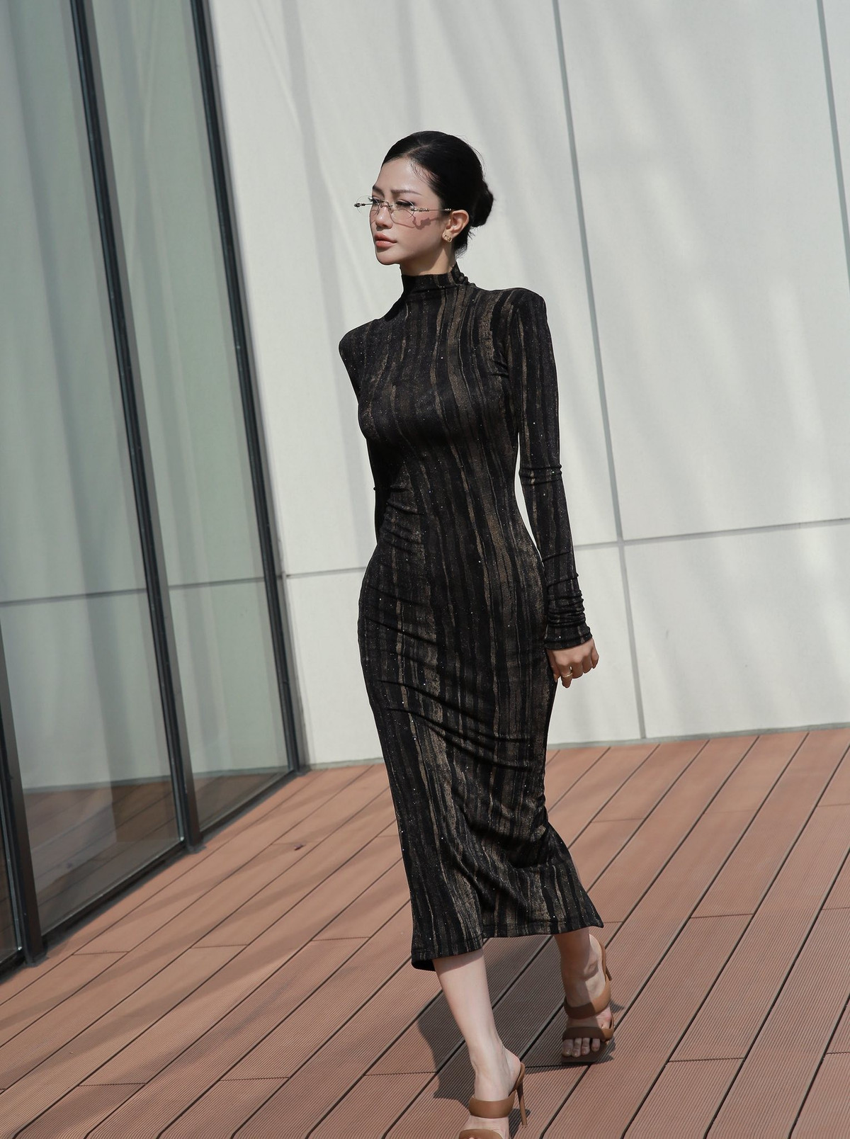 Về phong cách, Trần Ngọc Bích nổi tiếng với chiều cao ấn tượng và hình thể gợi cảm, từng được ví von với vẻ đẹp “thần Vệ Nữ”. Dù theo đuổi hình ảnh hiện đại, quyến rũ trong đời thường và các bộ ảnh thời trang, cô vẫn cho thấy sự linh hoạt khi trở về với áo dài truyền thống—nơi nét đẹp Việt được tôn vinh trọn vẹn.