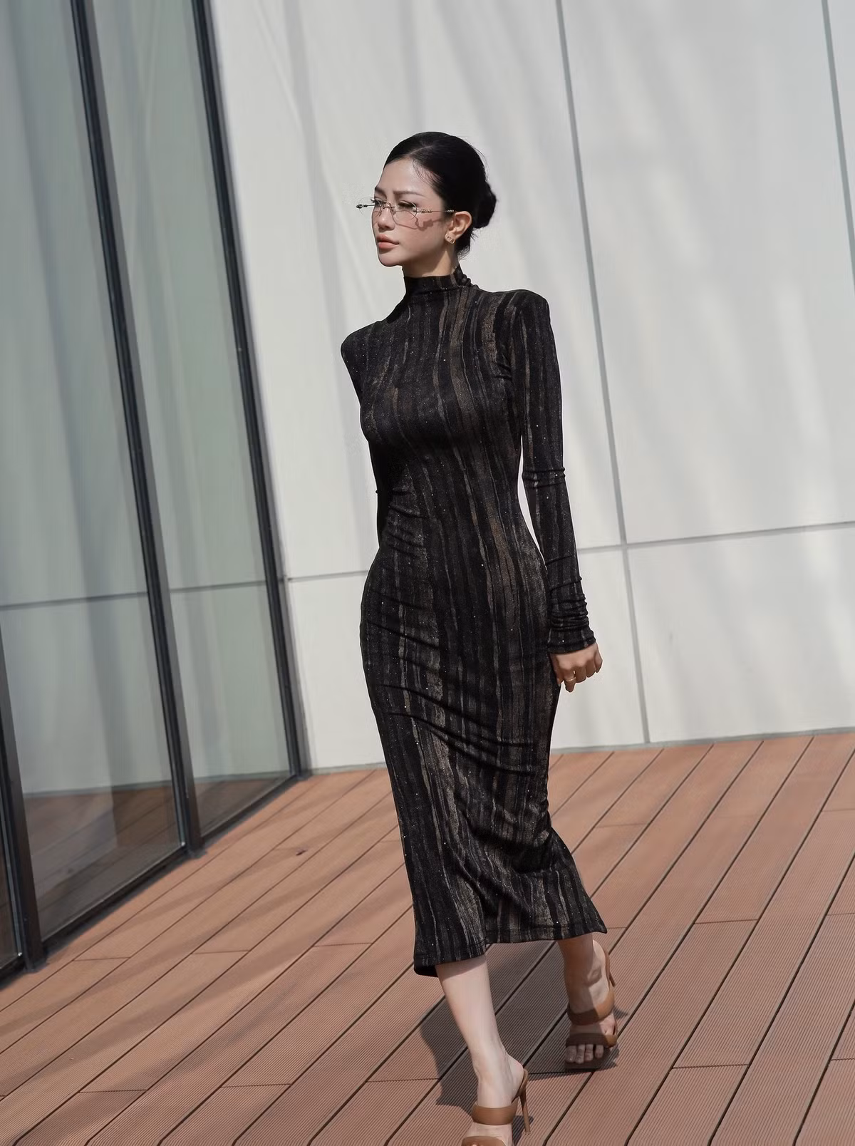 Về phong cách, Trần Ngọc Bích nổi tiếng với chiều cao ấn tượng và hình thể gợi cảm, từng được ví von với vẻ đẹp “thần Vệ Nữ”. Dù theo đuổi hình ảnh hiện đại, quyến rũ trong đời thường và các bộ ảnh thời trang, cô vẫn cho thấy sự linh hoạt khi trở về với áo dài truyền thống—nơi nét đẹp Việt được tôn vinh trọn vẹn.