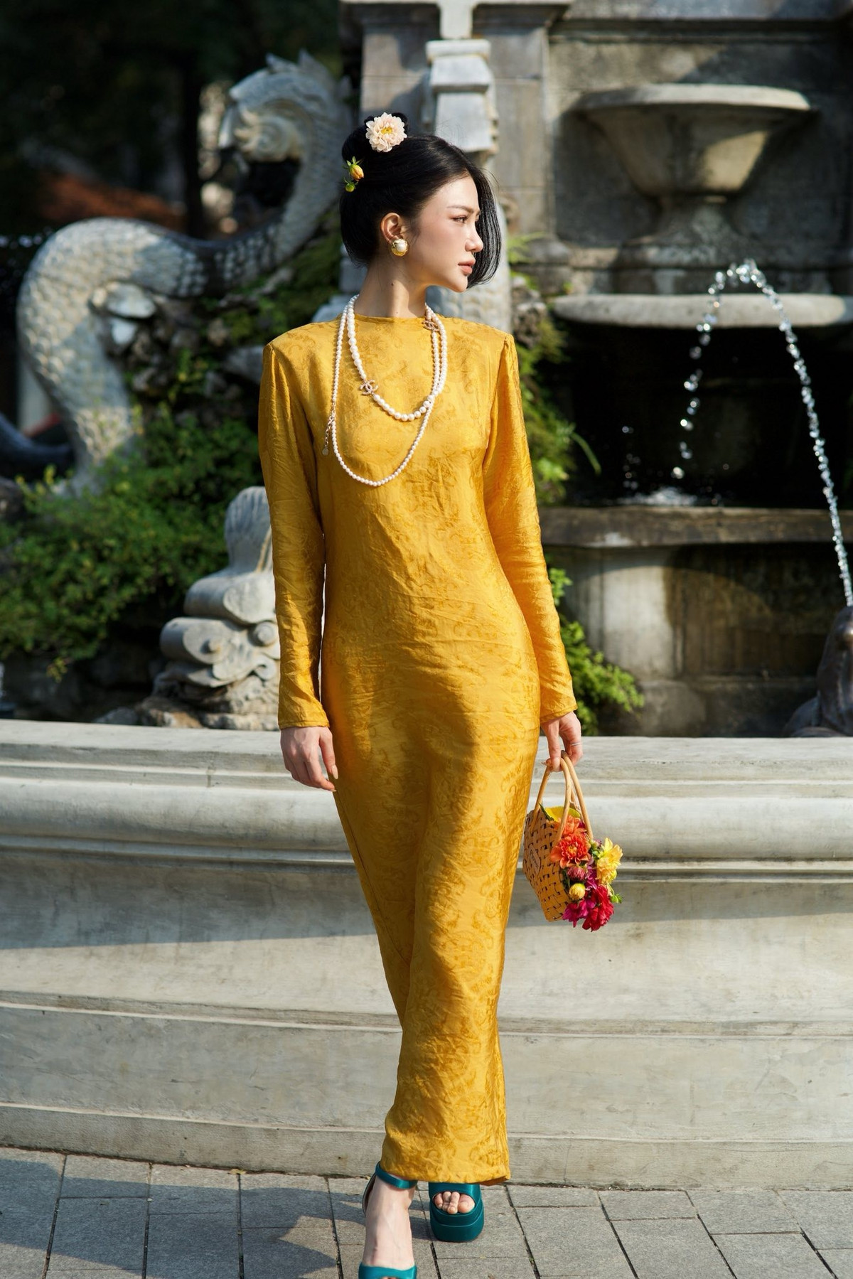 Nhan sắc của Ngọc Bích là điểm hút mắt lớn nhất. Gương mặt trái xoan, sống mũi thanh, đôi mắt sâu và làn da mịn màng mang đến vẻ đẹp dịu dàng, đằm thắm.