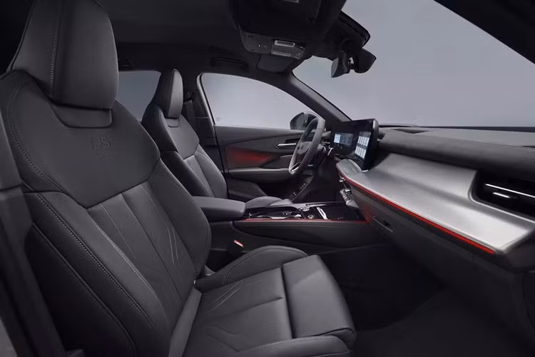 Cụ thể hơn, thể tích khoang hành lý tối đa của Q3 Sportback là 1.298 lít khi hàng ghế sau gập lại, ít hơn 97 lít so với Q3 thường. Tuy nhiên, Audi vẫn chưa chia sẻ thể tích khoang hành lý khi cả 5 ghế ngồi đều được mở, nên hiện chưa rõ liệu nó có nhỏ hơn con số 488 lít của người anh em hay không.