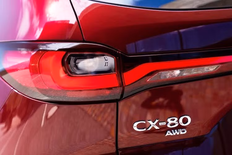Kích thước khiến mẫu SUV này trở nên bề thế, giống với CX-70 và CX-90 hiện đang phân phối tại Bắc Mỹ. Đèn hậu của CX-80 vẫn mang kiểu dáng tương tự CX-60 nhưng phần cản sau và cửa cốp đã được thiết kế lại.
