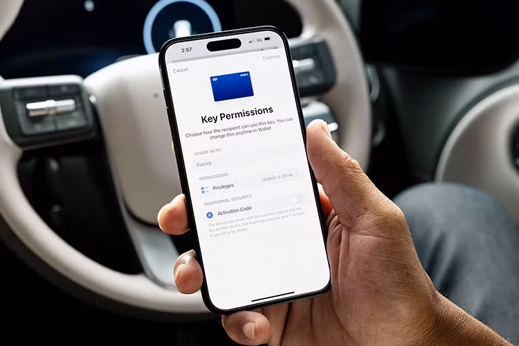 Bản tiêu chuẩn sử dụng mâm hợp kim 18 inch mới, các phiên bản 2.5 T-GDi và Hybrid có thiết kế mâm khác biệt. Giá bán Hyundai SantaFe 2026 khởi điểm từ 53.400 AUD (tương đương 34.600 USD).