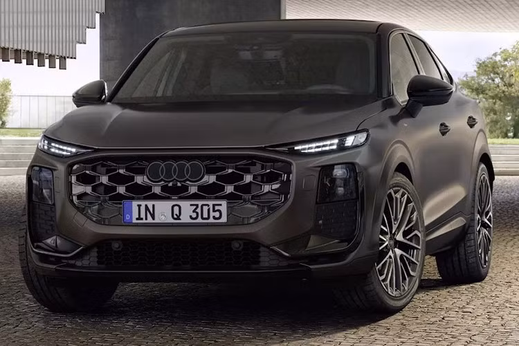 Vào tháng 6 năm nay, Audi Q3 thường đã chính thức bước sang thế hệ thứ 3. Nối tiếp đó, hãng đã tiếp tục cập nhật biến thể coupe Audi Q3 Sportback với các cải tiến tương tự. Như vậy Audi đang có tổng cộng 5 mẫu SUV Coupe khác nhau bên cạnh Q3 Sportback là Q4 e-tron, Q5, Q6 e-tron và Q8 e-tron Sportback.